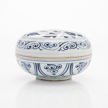 A blue and white ming style box with cover, Qing dynasty, Yongzheng (1723-35).