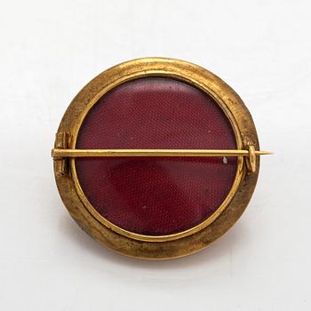 An 18K gold brooch, 19th century.