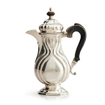 345. A German 18th century silver coffee-pot, mark of Johan Jacob Loose, Halle (Saale), Sachsen-Anhalt.