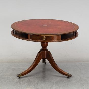 A mahogany carousel table, first half of the 20th Century.
