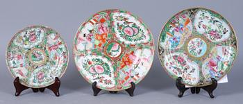 TALLRIKAR, 3 st, porslin, Kanton, Kina, 1800/1900-tal.