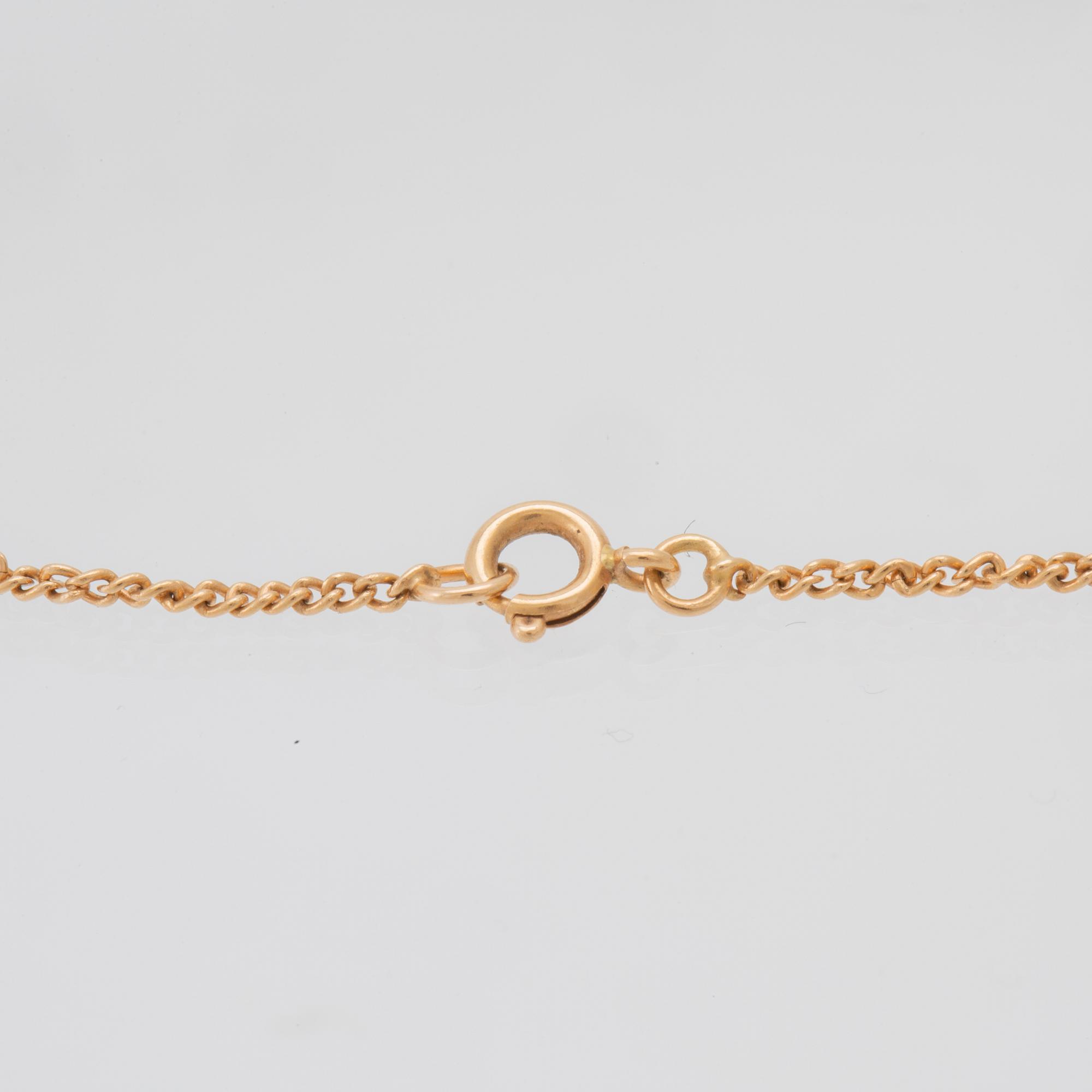 Halsband treradigt med odlade pärlor samt lås av 18K guld.