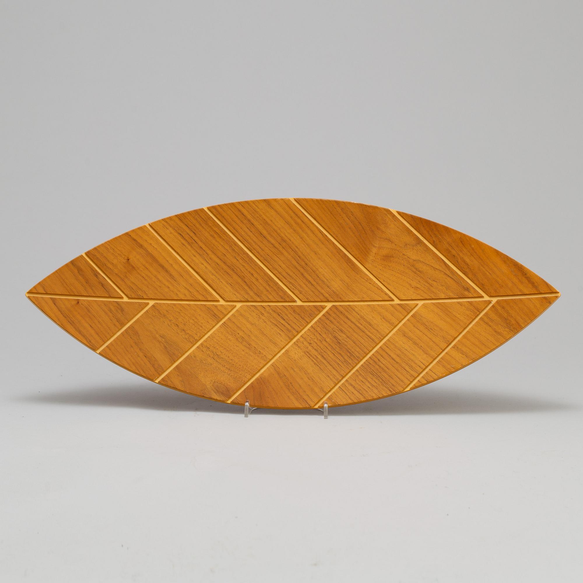 TAPIO ANTTILA, a 'Kuvio Leaf' wood dish, for Showroom Finland. Model designed in 2007.
