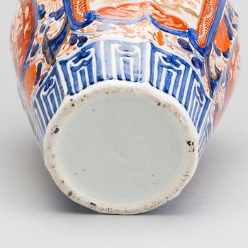 A JAPANESE PORCELAIN JAR WITH COVER. EARLY 20TH CENTURY.