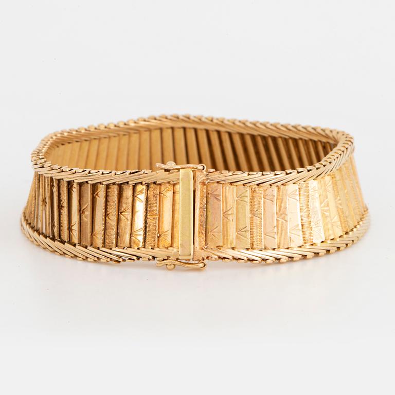 18K gold bracelet.