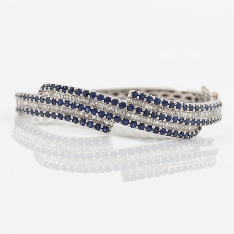 Armring 18K vitguld med baguetteslipade diamanter och blå safirer.