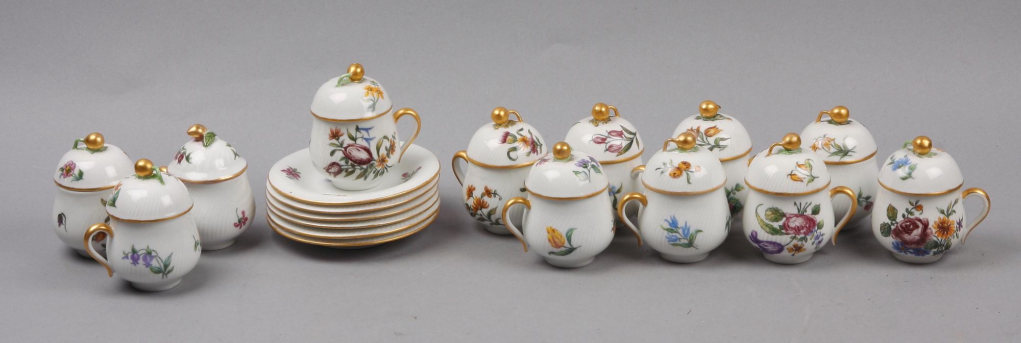 CREMEKOPPAR, 12 st, porslin, rokokostil, Lidköping, 1930-tal.