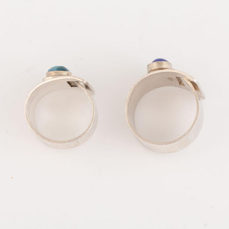 Två ringar silver med blå cabochonslipade stenar, LGE, Guldsmycket Engström & Co.