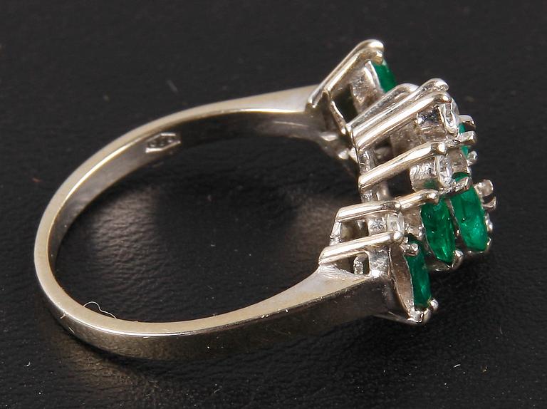 RING, vitguld 18 K, diamanter och smaragder. 1900-talets andra hälft.