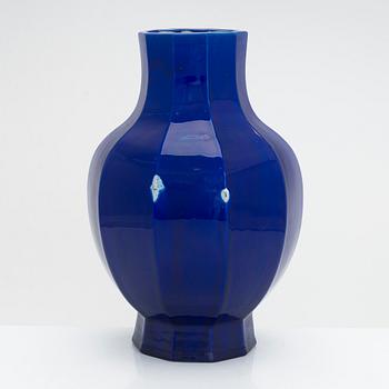 A porcelain vase, China, 20th century.