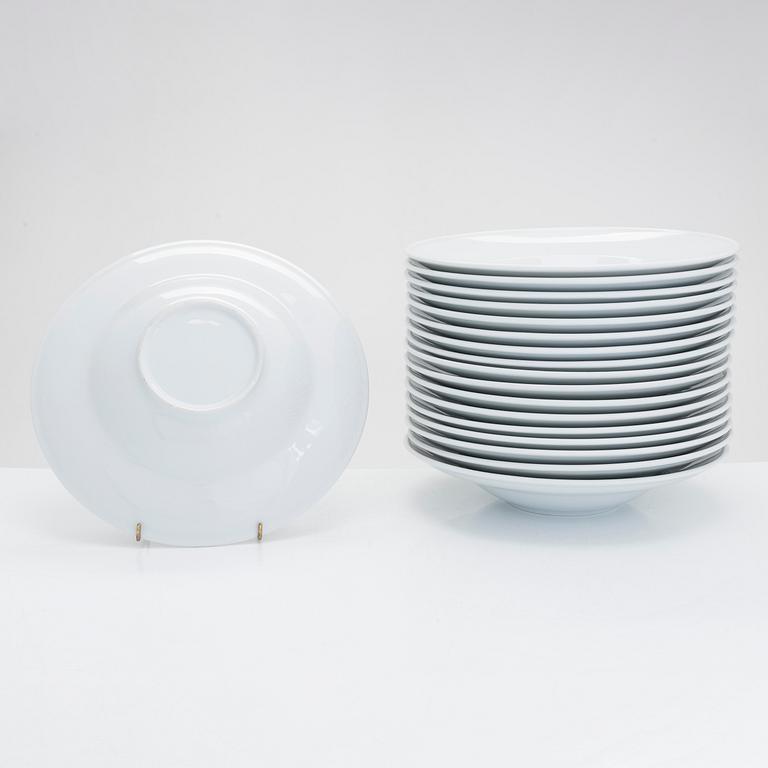 Syviä lautasia, 18 kpl, 2000-luku.