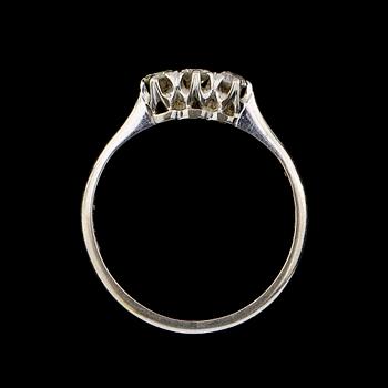 RING, 18k vitguld med 3 briljantslipade diamanter, tot 0.25 ct, GD & Co Malmö, 1900-talets senare hälft.  Vikt 3 g.
