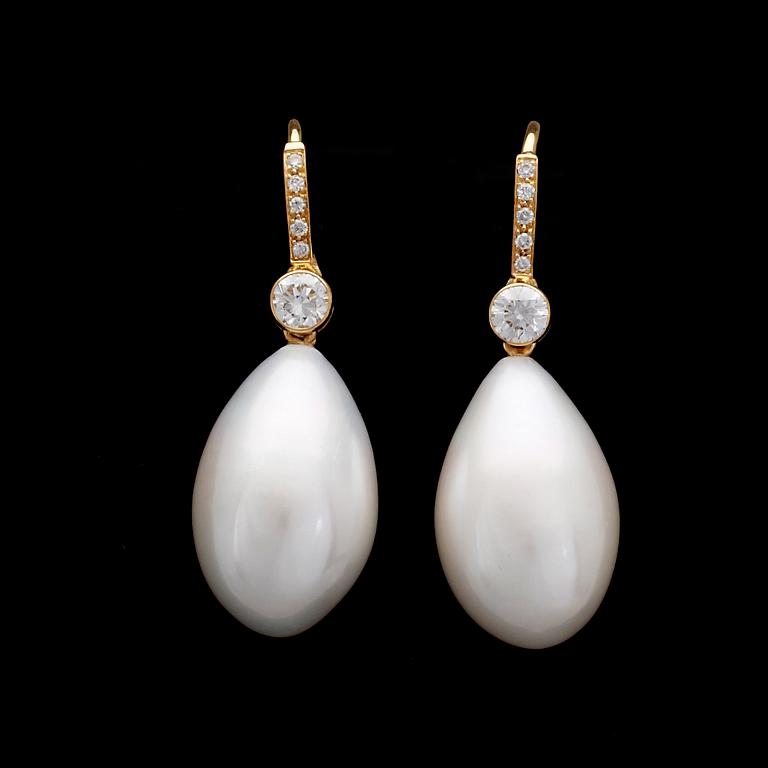 EARRINGS, cultured fresh water pearls and brilliant cut diamonds, tot, 0.29 cts.