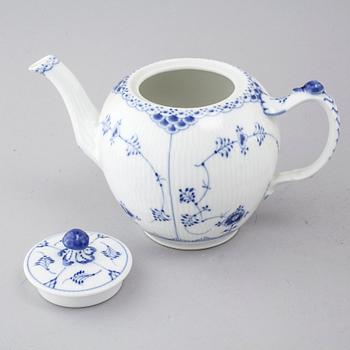 A porcelain tableware set of 69 pcs, "Musselmalet" by Royal Copenhagen, second half of the 20th century.