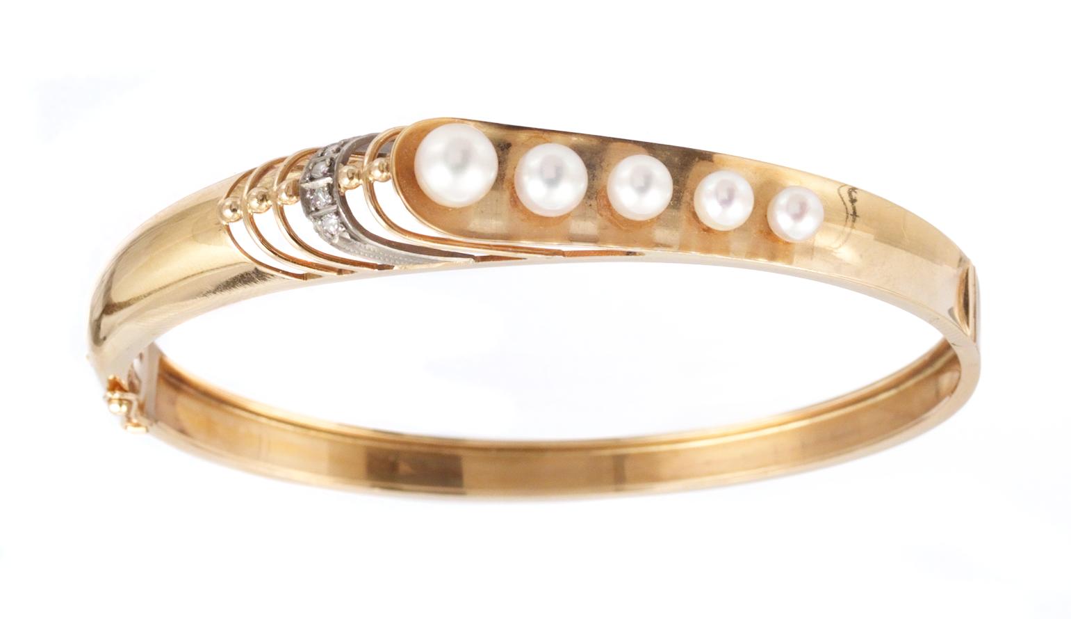 BRACELET, gold with 5 cultured pearls and small diamonds.