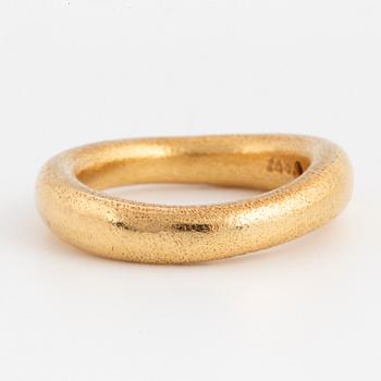 An 18K gold Ole Lynggaard ring set with a round brilliant-cut diamond.