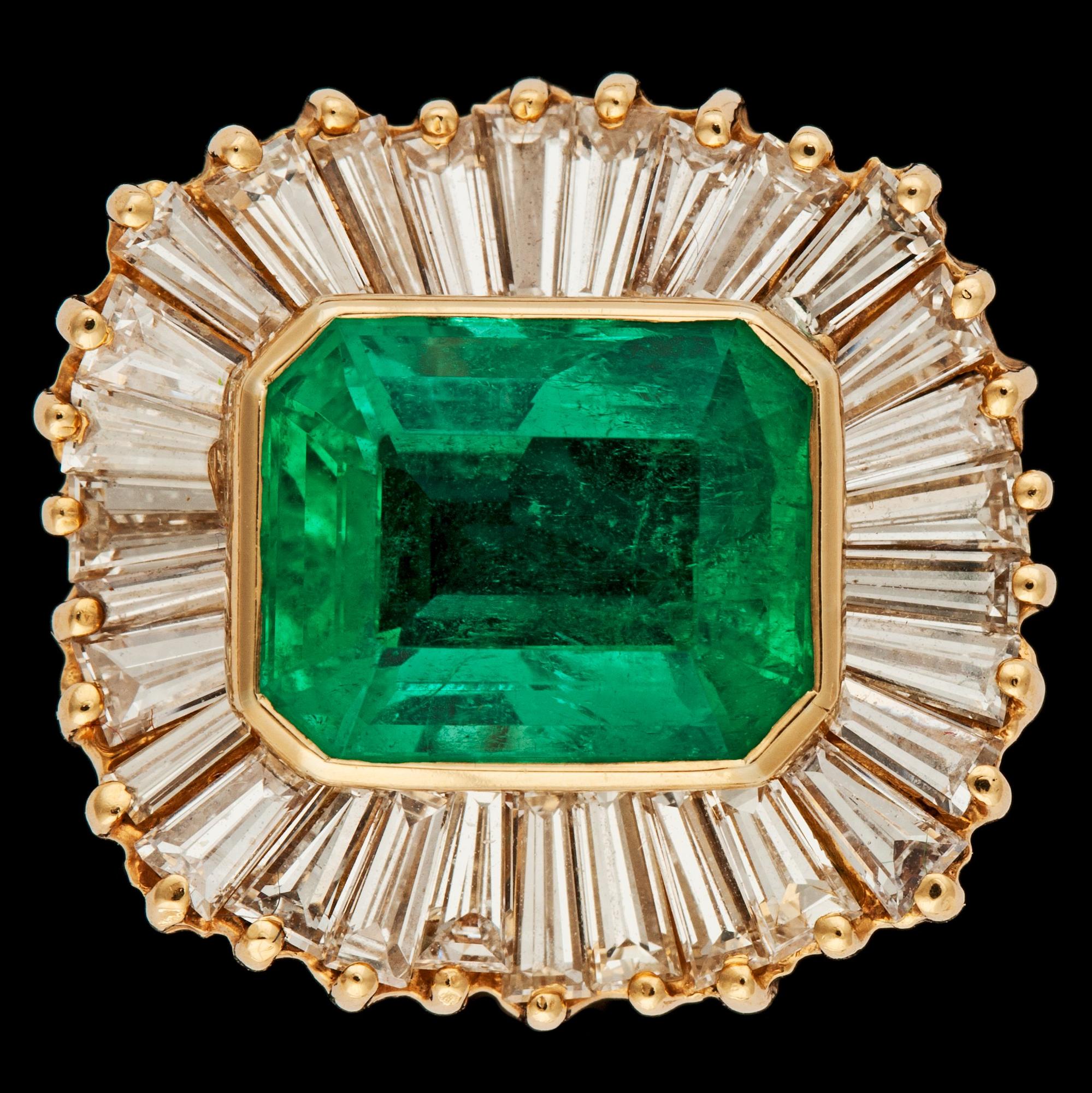 RING, trappslipad smaragd, 6 ct och baguetteslipade diamanter, tot. ca 3 ct.
