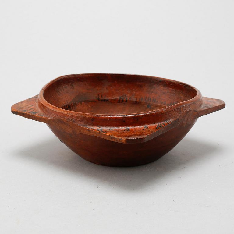 A wooden folk art bowl from 1780.