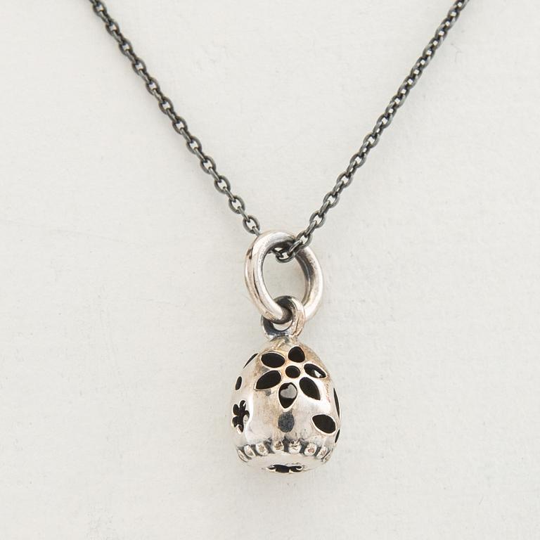 Ole Lynggaard, halsband "Lace Egg" av silver med en oxiderad kedja.