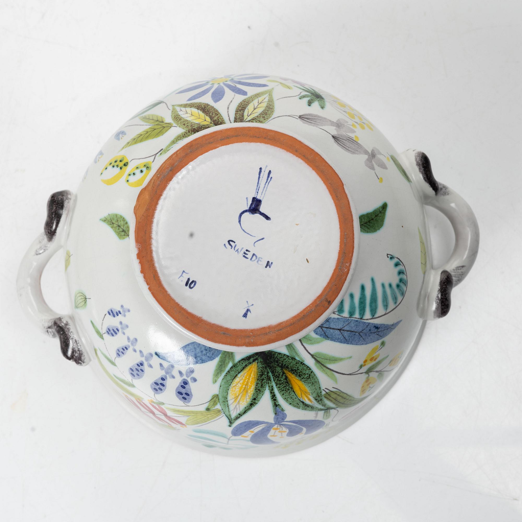 Stig Lindberg, A faience tureen with lid and handles, Gustavsberg Studio.