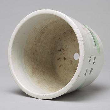 A Chinese famille rose pot, 20th century.