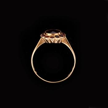 RING, 18K guld med granater, Gustav Dahlgren och co, Malmö, 1936. Vikt ca 2,3g.