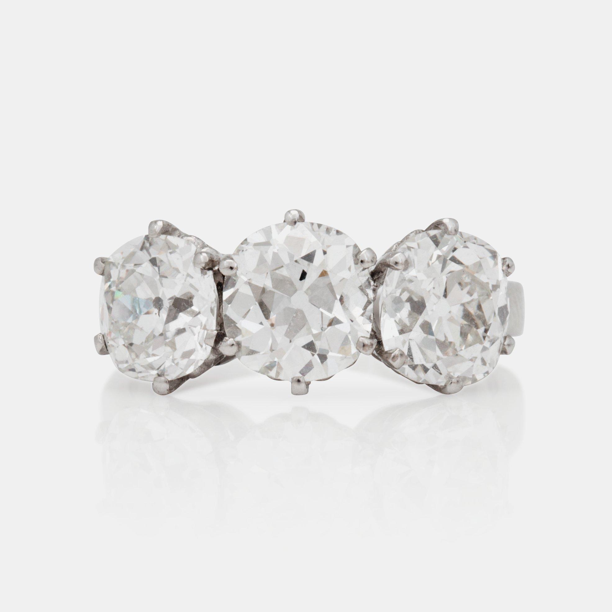 RING med tre gammalslipade diamanter totalt 4.01ct.