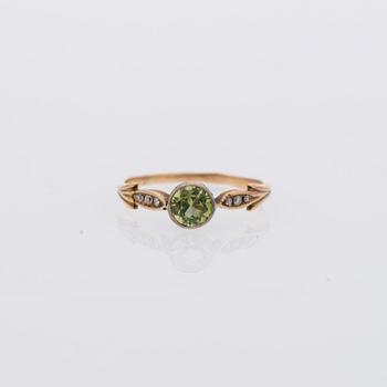 RING, 14K (56) guld, peridot, diamanter.