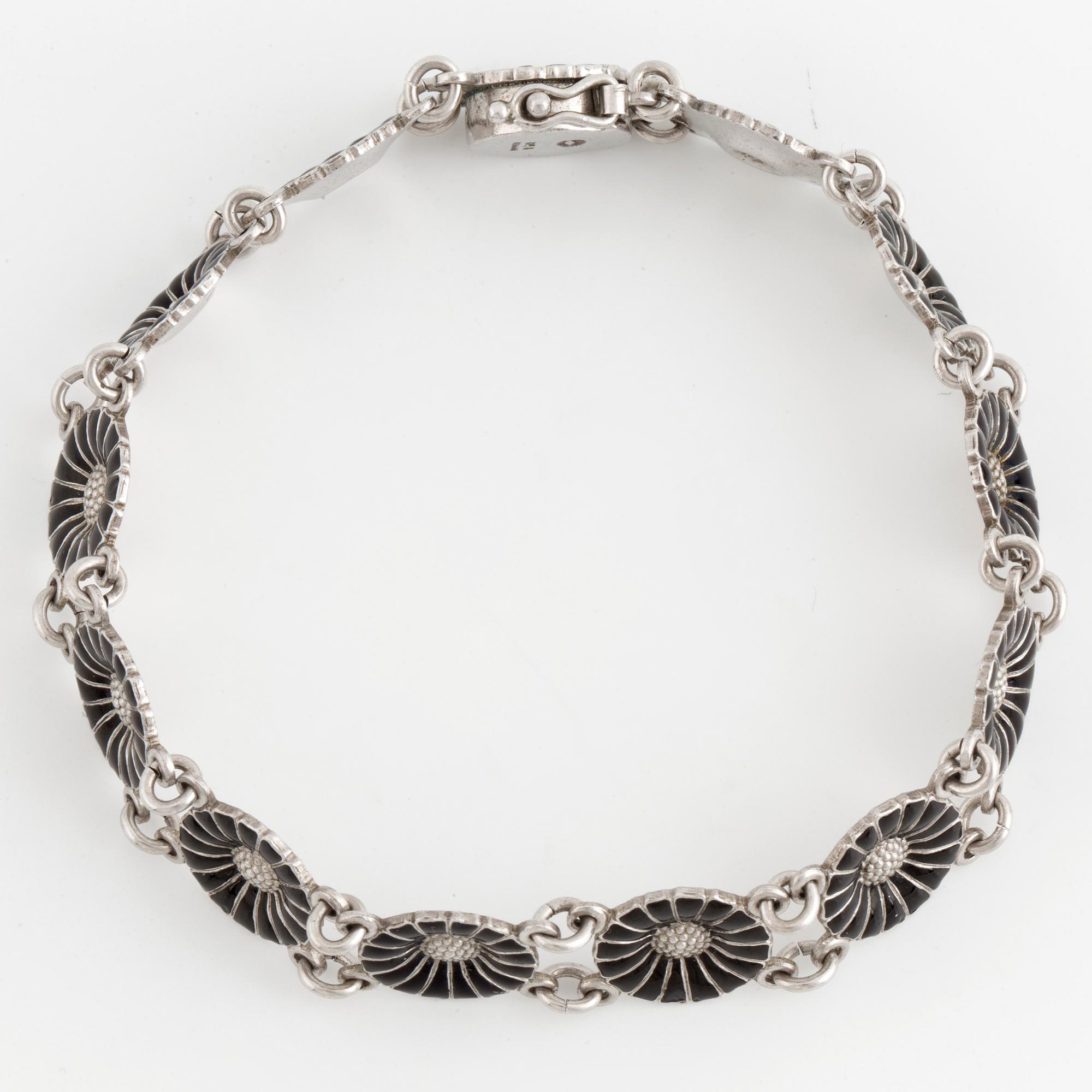 SMYCKESGARNITYR, 4 delar, Georg Jensen, 'Daisy,' sterlingsilver och svart emalj.