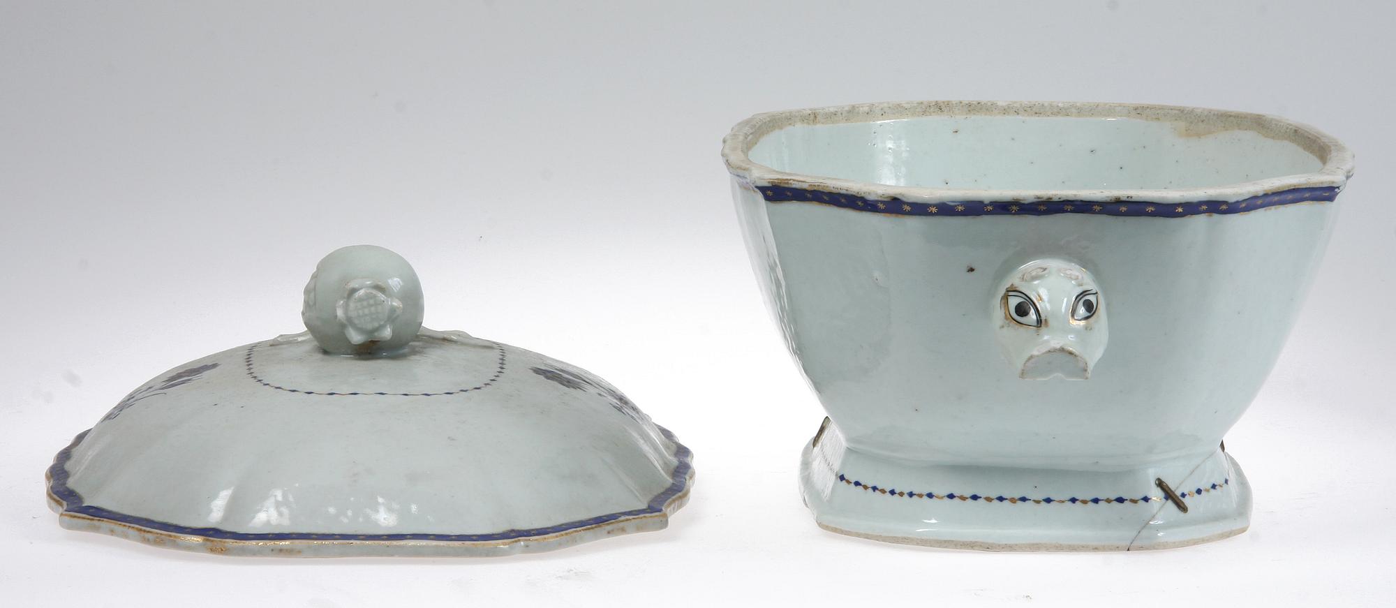 TERRIN samt LOCKPOKAL, porslin, Kina, 1700/1800-tal.