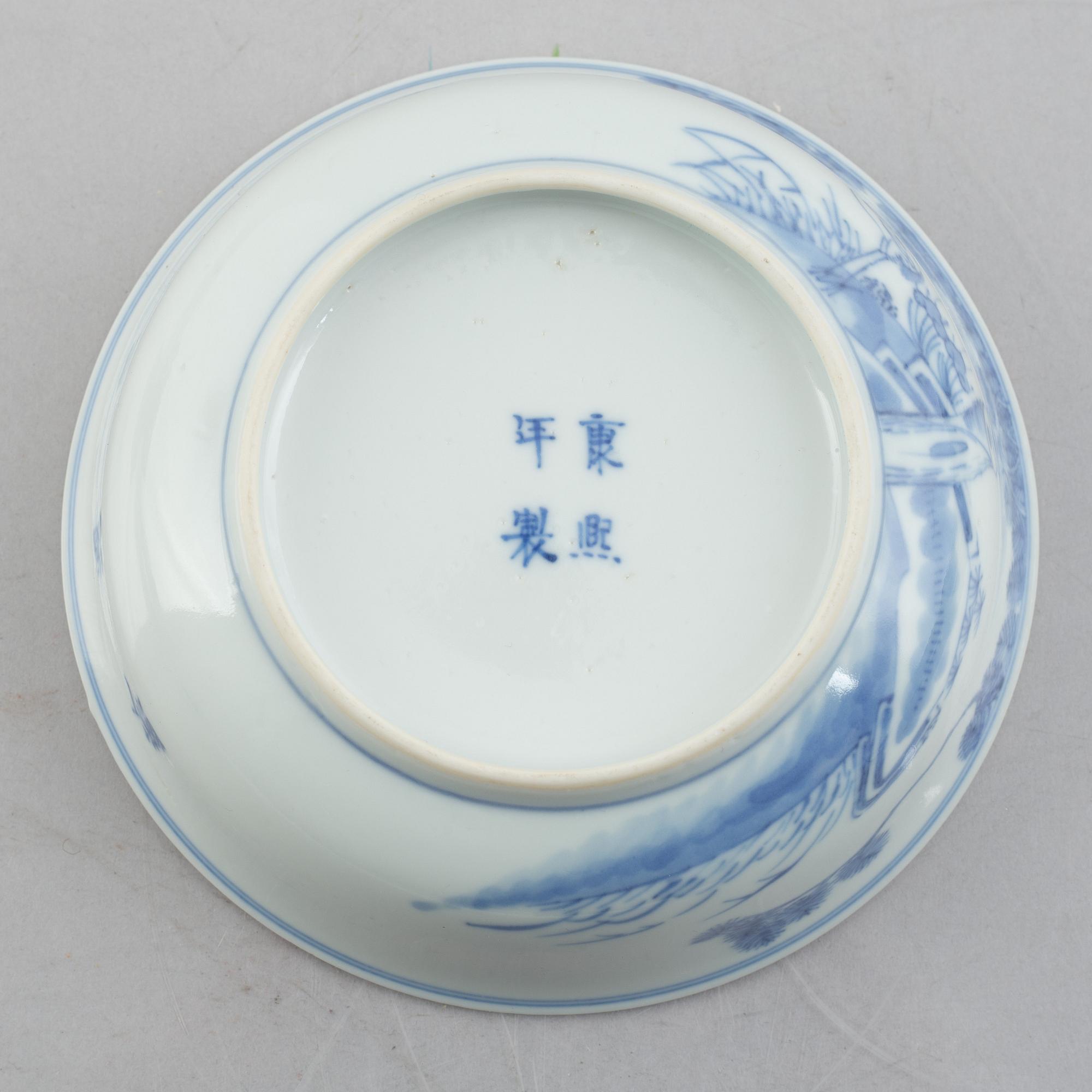 A group of three Chinese blue and white porcelain bowls, late Qing dynasty / early 20th century.
