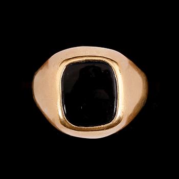 RING, 18 k guld. Total vikt 8 g.