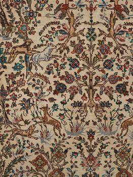 A carpet, semi-antique Tabriz figural, ca 256,5 x 205 cm.