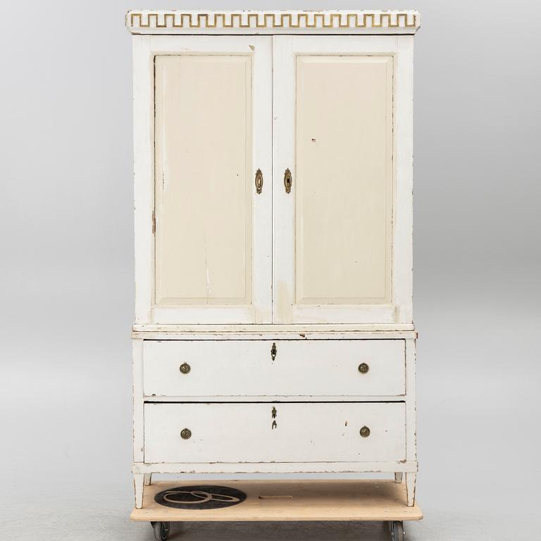 Skåp, sengustavianskt, 1800-talets början.