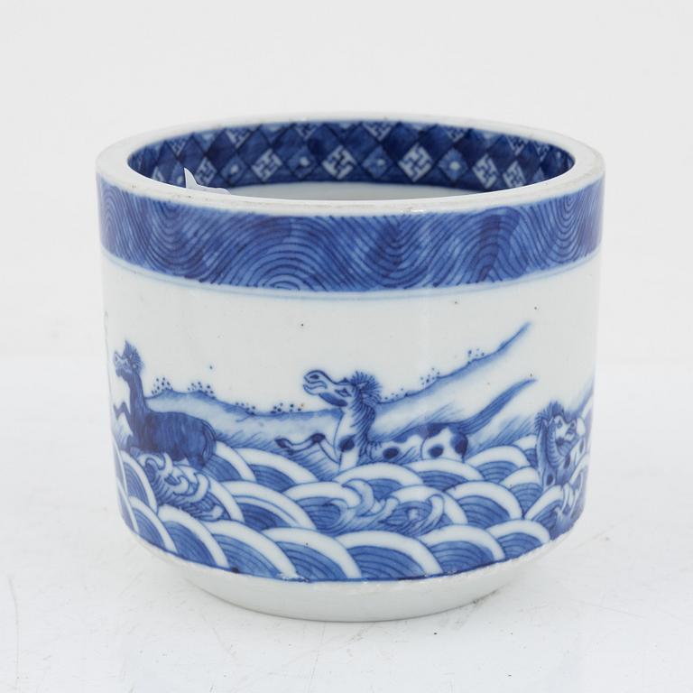 A blue and white Chinese porcelain pot, Qing dynasty, Daoguang (1821-1850).