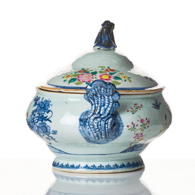 Terrin med lock och fat samt fat, ett par, kompaniporslin. Qingdynastin, Qianlong (1736-95).
