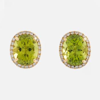 Earrings with peridot and brilliant-cut diamonds.