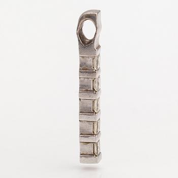 An 18K white gold pendant with princess-cut diamonds ca. 0.45 ct in total.