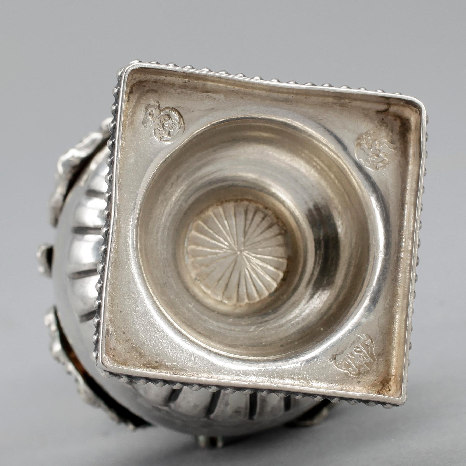 STRÖARE, ett par snarlika, silver, oidentifierade stämplar, omkring 1900. Vikt ca 110g.