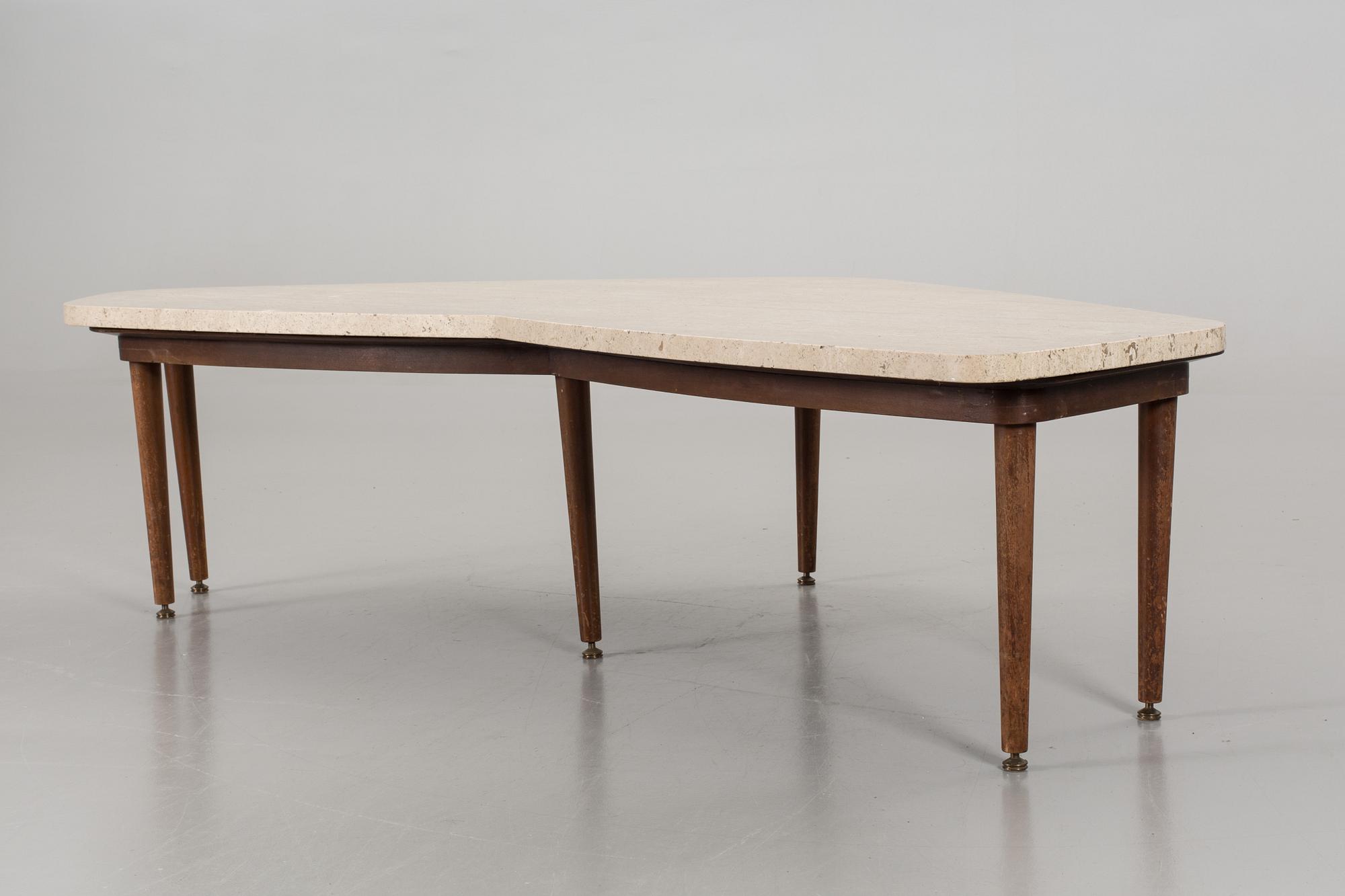 A MID 20TH CENTURY COFFEE TABLE.
