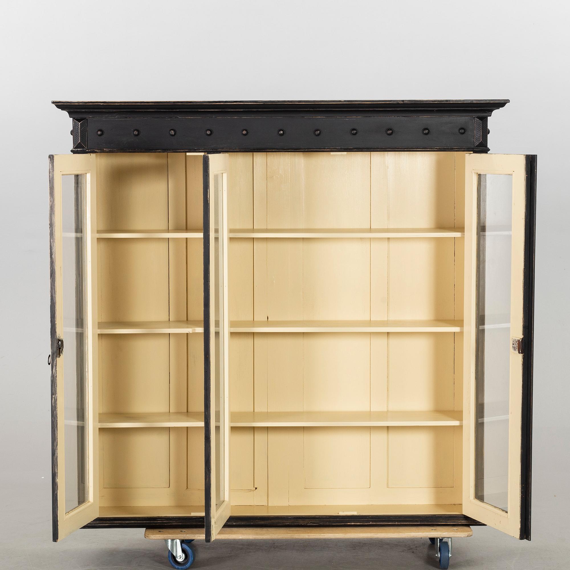 Display cabinet, neo-Renaissance, early 20th century.