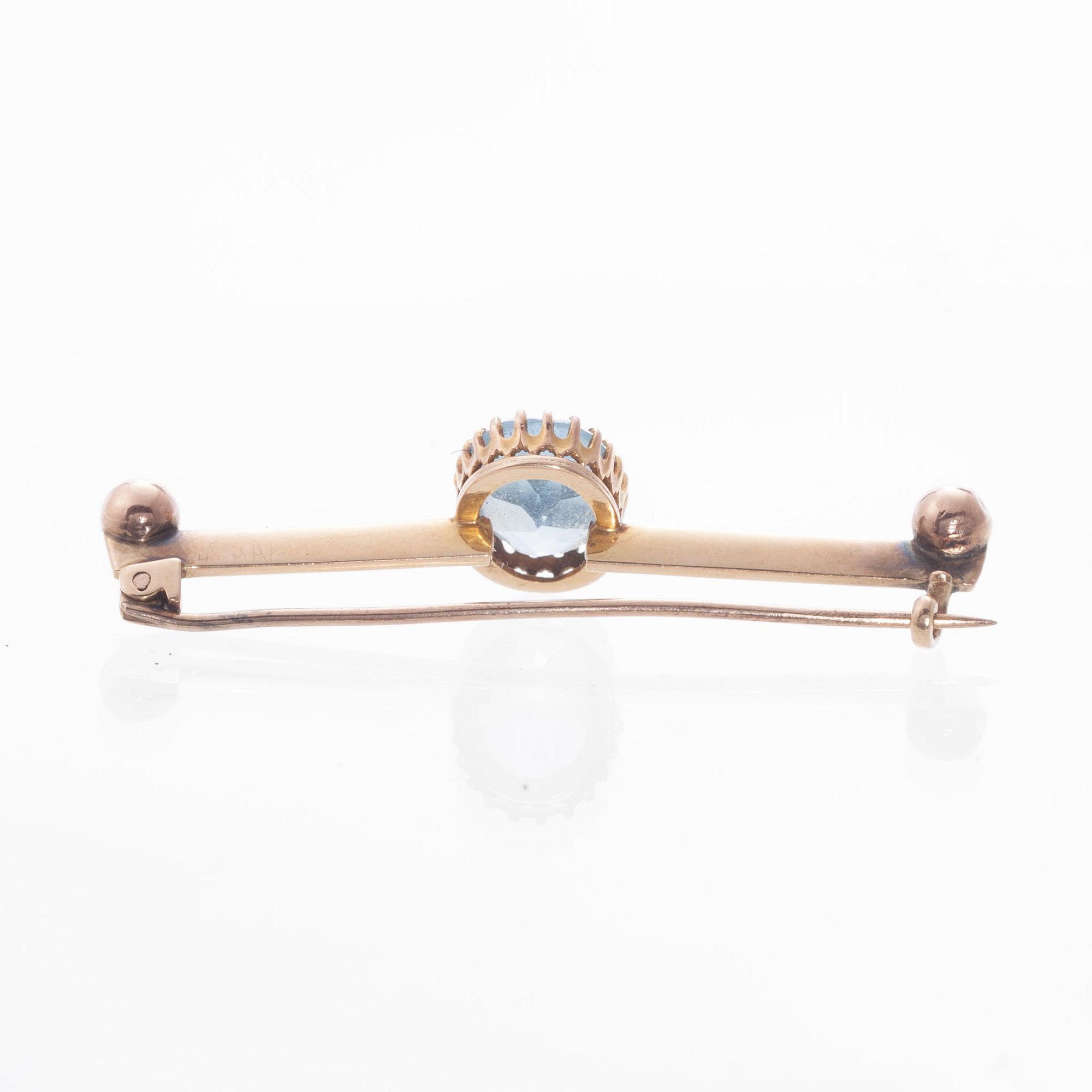 BROSCH, 14K guld, blått glas. Troligtvis England. Vikt ca 3,7 g.