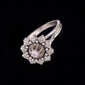 RING, 18K vitguld, diamanter. Vikt ca 4,8 g.