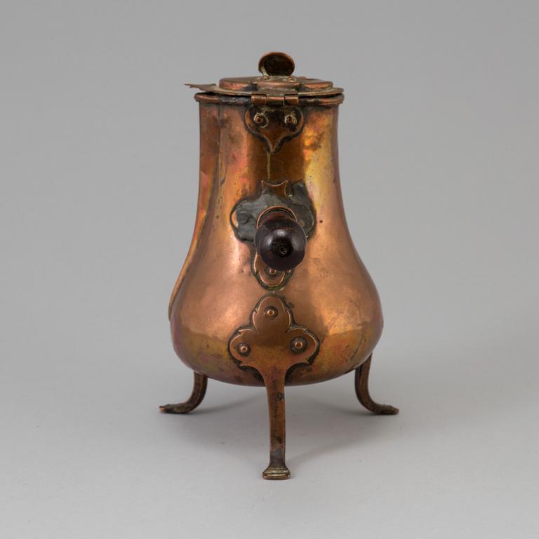 AN 18TH CENTURY COPPER CHOCOLATE POT.