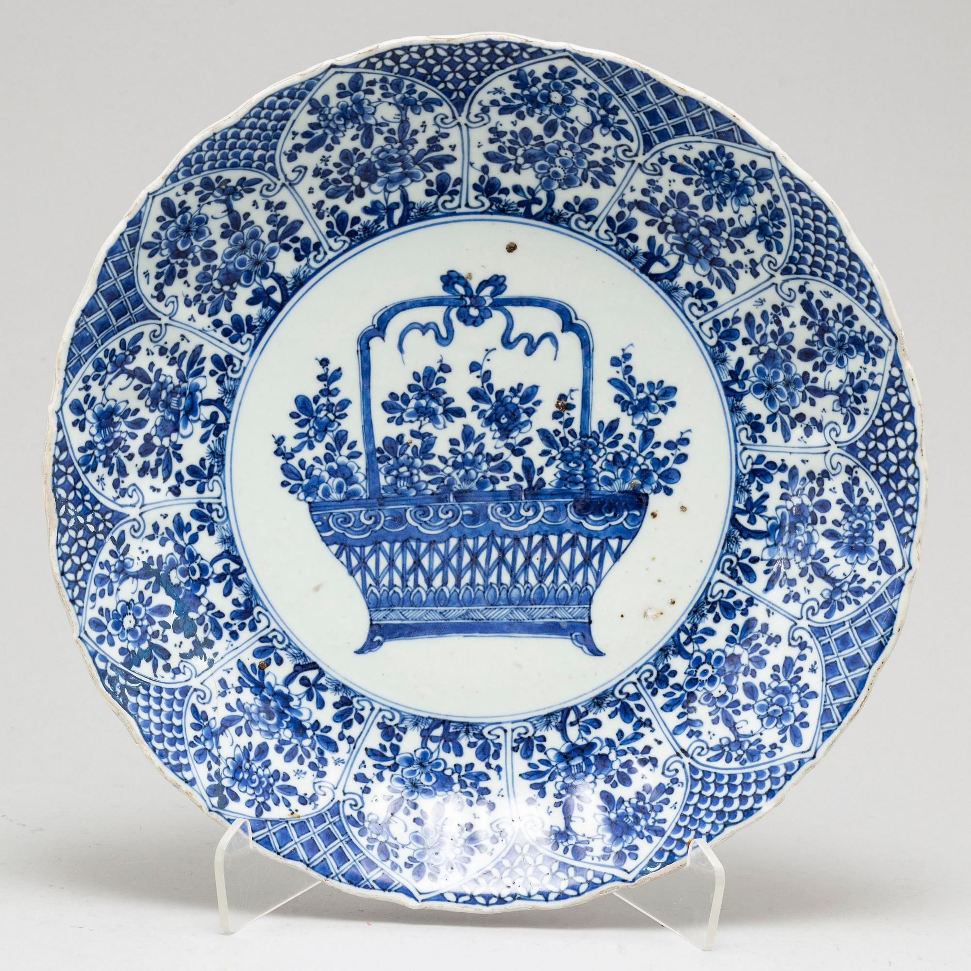 A large blue and white serving dish, Qing dynasty, Kangxi (1662-1722).
