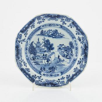 Servisdelar, porslin, 43 st, Kina, Qingdynastin, mestadels Qianlong (1735-95).