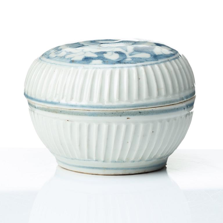 A large blue and white kraak box with cover, Ming dynasty, Wanli (1572-1620).