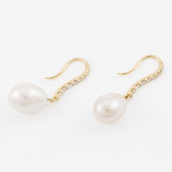 Örhängen 18K guld med pärlor och briljantslipade diamanter.