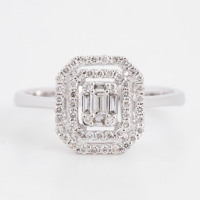 RING, med baguette och briljantslipade diamanter.
