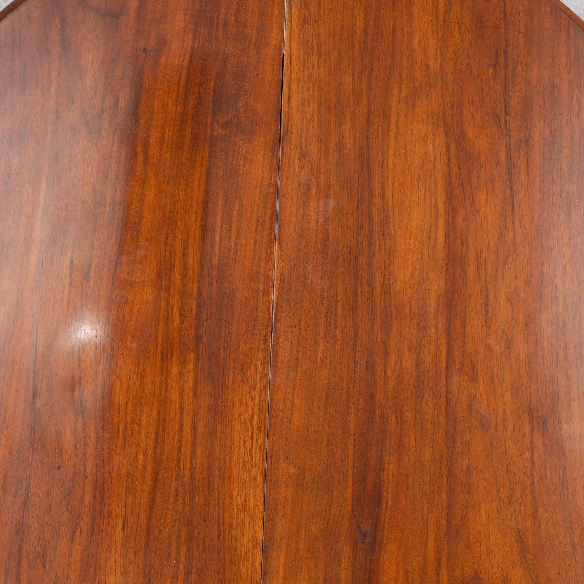 A dining table, 19th century.